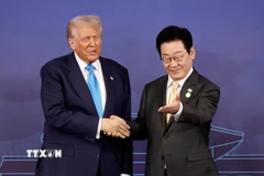 Tổng thống Hàn Quốc Lee Jae Myung (phải) và Tổng thống Mỹ Donald Trump trong cuộc hội đàm tại Gyeongju, tỉnh Bắc Gyeongsang ngày 29/10/2025. (Ảnh: Yonhap/TTXVN)