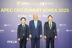 Tổng thống Mỹ Donald Trump chụp ảnh chung với ông Chey Tae-won, Chủ tịch Phòng Thương mại và Công nghiệp Hàn Quốc kiêm Chủ tịch Tập đoàn SK, và ông Kim Jung-kwan, Bộ trưởng Thương mại, Công nghiệp và Năng lượng. Hàn Quốc. (Ảnh: Khánh Vân/TTXVN)