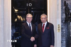 Thủ tướng Liên hiệp Vương quốc Anh và Bắc Ireland Keir Starmer đón Tổng Bí thư Tô Lâm. (Ảnh: Thống Nhất/TTXVN)