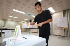 Cử tri bỏ phiếu sớm bầu Tổng thống tại điểm bầu cử ở Seoul, Hàn Quốc, ngày 29/5. (Ảnh: Yonhap/TTXVN)