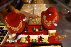 Trang sức vàng được bày bán tại cửa hàng ở Yangon, Myanmar. (Ảnh: THX/TTXVN)