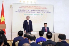 Tổng Bí thư Tô Lâm nói chuyện thân mật với cán bộ, nhân viên Đại sứ quán và đại diện cộng đồng người Việt tại Belarus. (Ảnh: Thống Nhất/TTXVN)