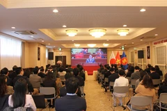 Kiều bào tại thủ đô Tokyo (Nhật Bản) chăm chú theo dõi lễ khai mạc Đại hội XIV của Đảng. (Ảnh: Phạm Tuân/TTXVN)