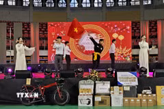 Cộng đồng người Việt Nam tại thành phố Jeonju, tỉnh Jeonbuk, Hàn Quốc, tổ chức chương trình gặp mặt mừng Xuân với nhiều hoạt động văn hóa. (Ảnh: Đức Thắng/TTXVN)
