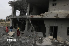 Tòa nhà bị phá hủy sau cuộc không kích của Israel tại thị trấn Kfour, gần Nabatieh, miền Nam Liban. (Ảnh: THX/TTXVN)