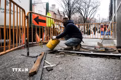 Công nhân xây dựng làm việc tại New York, Mỹ. (Ảnh: THX/TTXVN)