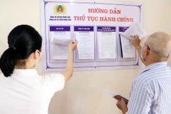 Người dân tìm hiểu về Luật Cư trú mới. (Ảnh: Phạm Kiên/TTXVN)