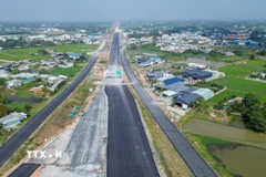 Các đoạn tuyến đã hoàn thành thảm nhựa, bảo đảm yêu cầu kỹ thuật và mỹ quan chung của tuyến cao tốc. (Ảnh: Giang Phương/TTXVN)