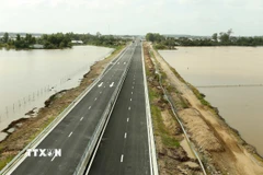 Tuyến chính Dự án đường bộ cao tốc Bắc-Nam phía Đông đoạn Cần Thơ-Cà Mau qua địa bàn xã Vĩnh Tường, thành phố Cần Thơ. (Ảnh: Duy Khương/TTXVN)