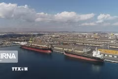 Tàu thuyền neo tại cảng trên đảo Qeshm của Iran trên eo biển Hormuz. (Ảnh: IRNA/TTXVN)