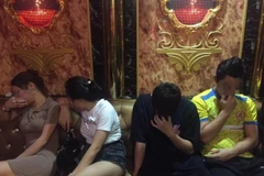 Nhóm đối tượng sử dụng ma tuý trong một quán karaoke bị Công an Hà Nội phát hiện bắt giữ. (Ảnh: Công an cung cấp)