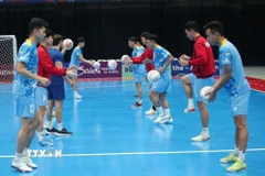 Đội tuyển futsal Việt Nam tập luyện trước trận tứ kết gặp đội chủ nhà Indonesia. (Ảnh: VFF/TTXVN phát)
