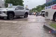 Hà Nội: Một số khu vực ùn tắc do nước còn ngập khá sâu