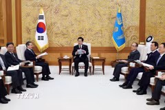 Tổng thống Hàn Quốc Lee Jae-myung (giữa) chủ trì cuộc họp tại Nhà Xanh ở thủ đô Seoul ngày 29/12/2025. (Ảnh: THX/TTXVN)