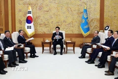 Tổng thống Hàn Quốc Lee Jae-myung (giữa) chủ trì cuộc họp tại Nhà Xanh ở thủ đô Seoul ngày 29/12/2025. (Ảnh: THX/TTXVN)