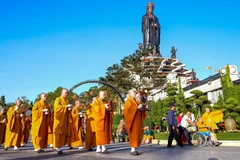Các nghi thức Phật giáo được cử hành trang trọng, cầu quốc thái dân an trên đỉnh núi Bà Đen. (Ảnh: Minh Phú/TTXVN)