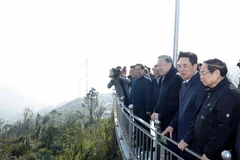 Tổng Bí thư Tô Lâm, Thủ tướng Phạm Minh Chính và đoàn công tác Trung ương tại Di tích lịch sử quốc gia Địa điểm lưu niệm Bác Hồ về thăm mỏ Đèo Nai tại phường Cẩm Phả, tỉnh Quảng Ninh. (Ảnh: Thống Nhất/TTXVN)