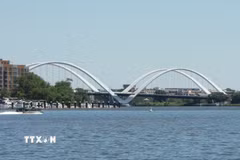 Cầu dây văng Frederick Douglass Memorial nằm gần nơi sông Anacostia hợp lưu với sông Potomac, góp phần định hình mạng lưới giao thông ven sông và cảnh quan đô thị phía nam Washington D.C. (Ảnh: Ngọc Quang/TTXVN)