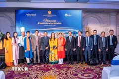 Đại sứ Việt Nam tại Sri Lanka Trịnh Thị Tâm (mặc áo dài vàng, đứng giữa) chụp ảnh lưu niệm cùng đoàn đại biểu, khách mời Việt Nam tại sự kiện. (Ảnh: Đại sứ quán cung cấp/TTXVN phát)