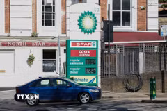 Một trạm xăng ở London, Anh. (Ảnh: THX/TTXVN)