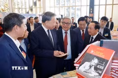 Tổng Bí thư Tô Lâm tham quan không gian trưng bày sách tại Hội nghị toàn quốc tổng kết công tác Tuyên giáo và Dân vận năm 2025, triển khai nhiệm vụ năm 2026, sáng 19/12/2025, tại Hà Nội. Hội nghị được triển khai bằng hình thức trực tiếp kết hợp trực tuyến đến 35 điểm cầu các tỉnh ủy, thành ủy với hơn 3000 đại biểu tham dự. (Ảnh: Thống Nhất/TTXVN)