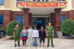 Hai cháu V.T.S và G.T.P được lực lượng Công an bàn giao an toàn cho gia đình. (Ảnh: TTXVN phát)