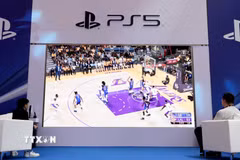 Khách hàng trải nghiệm máy chơi trò chơi điện tử PlayStation 5 của Sony. (Ảnh: THX/TTXVN)