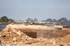 Nhà thầu huy động máy móc thiết bị thi công tuyến đường Vũng Đục-Cẩm Sơn (giai đoạn 2). (Ảnh: Cổng Thông tin Điện tử tỉnh Quảng Ninh)