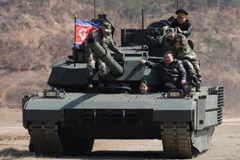 Ông Kim Jong Un, con gái ông và các quan chức cấp cao của Triều Tiên đang ngồi trên một chiếc xe tăng chiến đấu mới. (Ảnh: KCNA)