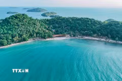 Quần đảo "Hải Tặc" là một vùng biển đẹp, nơi du khách có thể tận hưởng thiên nhiên trong lành và tìm hiểu câu chuyện lịch sử nơi đây. (Ảnh: Thanh Liêm/TTXVN)
