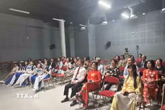 Đông đảo đại biểu thầy cô giáo và học sinh trên toàn châu Âu tới dự lễ kỷ niệm và tham dự Diễn đàn. (Ảnh: Ngọc Hiệp/TTXVN)