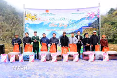 Tặng quà cho nhân dân tại Chương trình “Xuân Biên phòng, ấm lòng dân bản” ở xã biên giới Lóng Phiêng. (Ảnh: Quang Quyết/TTXVN)