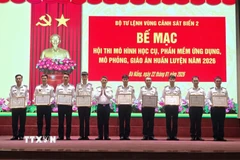 Ban Tổ chức trao giải cho 15 mô hình, sản phẩm xuất sắc nhất, bao gồm các mô hình học cụ, phần mềm và giáo án. (Ảnh: TTXVN phát)