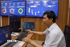 Kỹ sư Trung tâm Chuyển đổi số tỉnh Khánh Hòa theo dõi, vận hành ứng dụng "KhanhHoa-S". (Ảnh: Xuân Triệu/TTXVN)