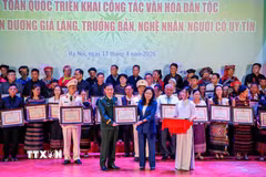 Bà Trịnh Thị Thủy, Thứ trưởng Bộ Văn hóa, Thể thao và Du lịch, trao Bằng tuyên dương 66 già làng, trưởng bản, nghệ nhân, người có uy tín trong công tác bảo tồn, phát huy giá trị văn hoá truyền thống các dân tộc tại địa phương. (Ảnh: Khánh Hòa/TTXVN)