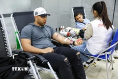 Công dân Cuba tham gia hiến máu tại Ngày hội. (Ảnh: Vũ Quang/TTXVN)