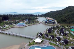 Khu du lịch Đầu Rồng trên đảo được đầu tư khang trang để thu hút du khách đến với đảo. (Ảnh: Đức Hiếu/TTXVN)