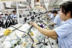 Công nhân Công ty TNHH hệ thống dây Sumi-Hanel (Hà Nội). (Ảnh: TTXVN phát)
