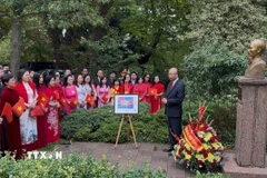 Đại sứ Đinh Toàn Thắng và cán bộ, nhân viên các cơ quan đại diện Việt Nam tại Pháp cùng nhau ôn lại ý nghĩa lịch sử của ngày Quốc khánh và những ký ức về cuộc đời hoạt động cách mạng của Bác tại Pháp. (Ảnh: Đào Dũng/TTXVN)