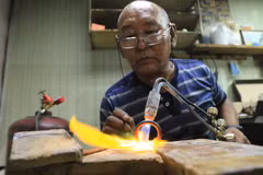 Thầy Sat là một nghệ nhân tài hoa, ông giỏi mọi ngón nghề thủ công truyền thống của địa phương. (Ảnh: Trần Hiếu/Vietnam+)