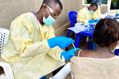 Nhân viên y tế tiêm vaccine phòng Ebola cho người dân tại Bắc Kivu, CHDC Congo. (Ảnh: THX/TTXVN)