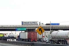 Xe chở hàng hóa xuất nhập khẩu tại khu vực gần biên giới Mexico-Mỹ. (Ảnh: Phi Hùng/TTXVN)