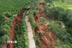 Tuyến đường vận hành Trạm OPY 500kV Ia Ly bị sạt lở nghiêm trọng. (Ảnh: Hoài Nam/TTXVN)