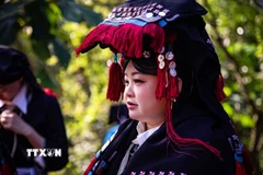 Cô dâu Dao Tiền mặc trang phục dân tộc trong ngày cưới. (Ảnh: Trọng Đạt/TTXVN)