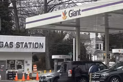 Người dân mua xăng tại một trạm bán lẻ xăng dầu trên Đại lộ Connecticut ở thủ đô Washington của Mỹ. (Ảnh: Ngọc Quang/TTXVN)