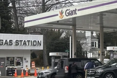 Người dân mua xăng tại một trạm bán lẻ xăng dầu trên Đại lộ Connecticut ở thủ đô Washington của Mỹ. (Ảnh: Ngọc Quang/TTXVN)