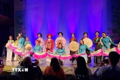 Màn trình diễn áo dài mang tên “Ba miền chung một dáng hoa”, do Câu lạc bộ Di sản Áo dài Việt Nam tại Vương quốc Bỉ phối hợp với Hội phụ nữ UGVB thực hiện. (Ảnh: Hương Giang/TTXVN)