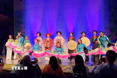 Màn trình diễn áo dài mang tên “Ba miền chung một dáng hoa”, do Câu lạc bộ Di sản Áo dài Việt Nam tại Vương quốc Bỉ phối hợp với Hội phụ nữ UGVB thực hiện. (Ảnh: Hương Giang/TTXVN)