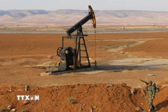 Tháp khoan dầu ở Qamishli, tỉnh Hasakah, Syria. (Ảnh: THX/TTXVN)