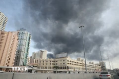 Khói bốc lên sau cuộc tấn công của Iran nhằm vào trụ sở Hạm đội thứ 5 của Mỹ ở Manama, Bahrain ngày 28/2/2026. (Ảnh: AA/TTXVN)